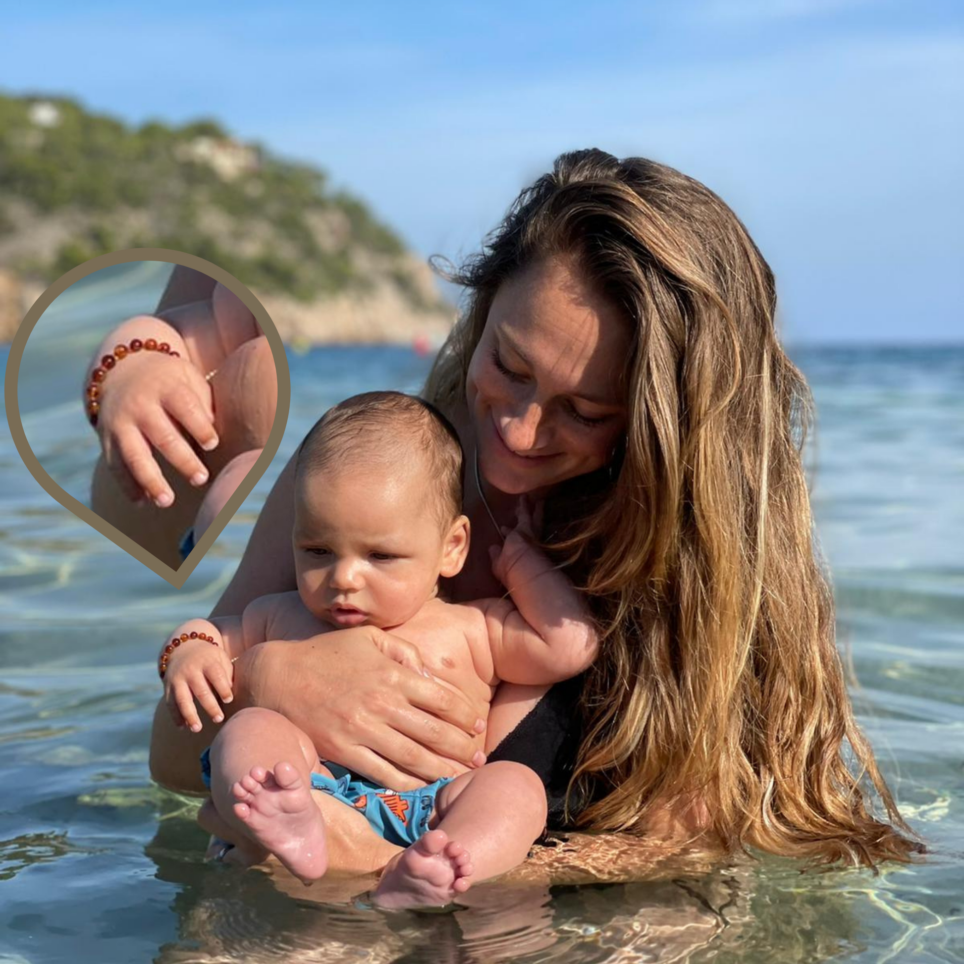 Moeder en kind in de zee met barnsteen armband